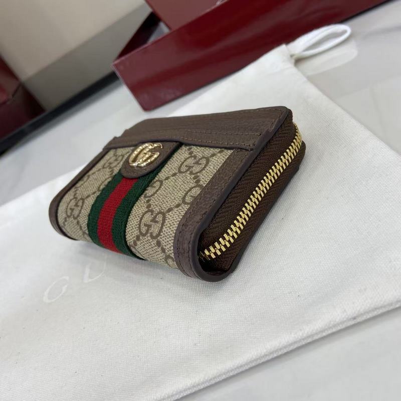 Ophidia系列亮眼呈獻新穎廓形與實用功能性設計，以標志性米色和深棕色配色匠心