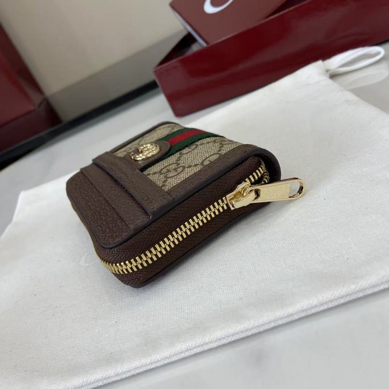 Ophidia系列亮眼呈獻新穎廓形與實用功能性設計，以標志性米色和深棕色配色匠心