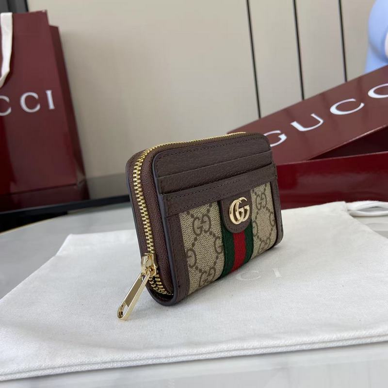 Ophidia系列亮眼呈獻新穎廓形與實用功能性設計，以標志性米色和深棕色配色匠心