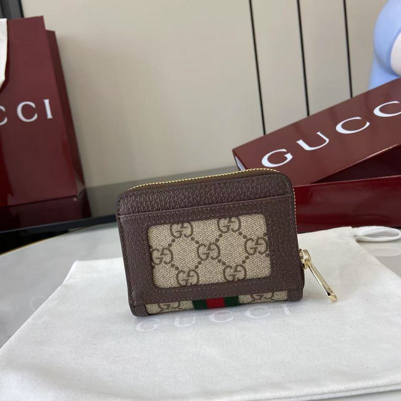 Ophidia系列亮眼呈獻新穎廓形與實用功能性設計，以標志性米色和深棕色配色匠心