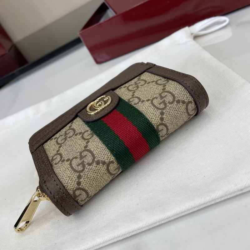 Ophidia系列亮眼呈獻新穎廓形與實用功能性設計，以標志性米色和深棕色配色匠心