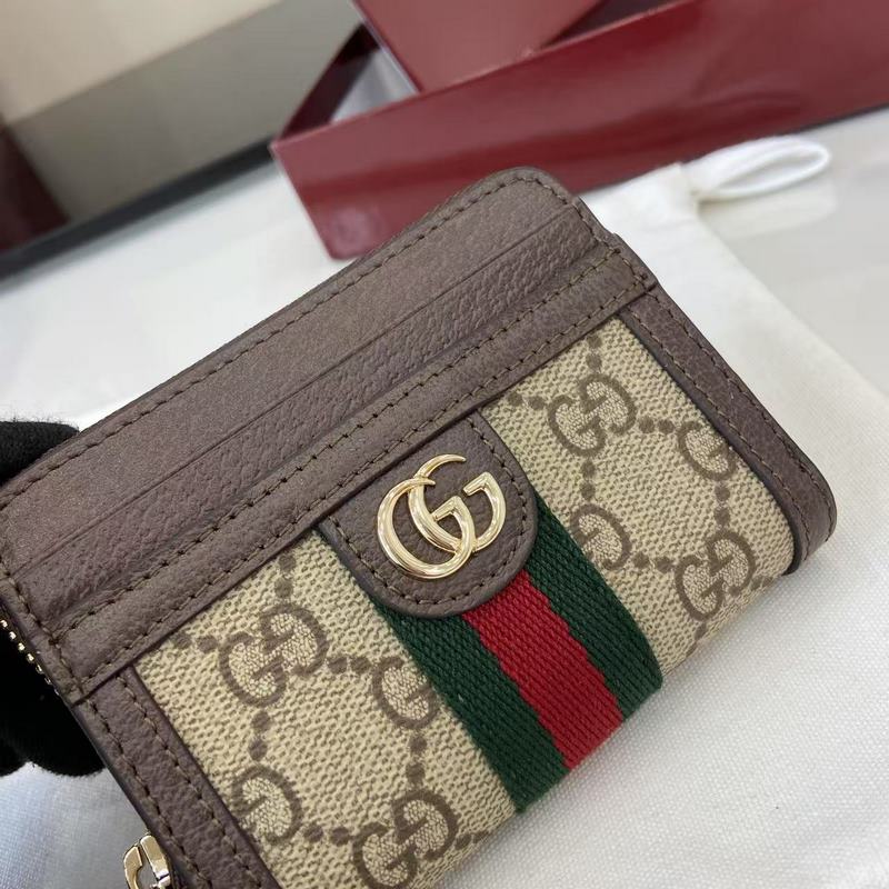 Ophidia系列亮眼呈獻新穎廓形與實用功能性設計，以標志性米色和深棕色配色匠心