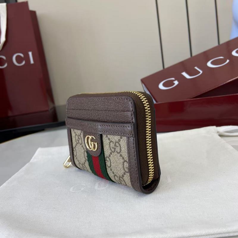 Ophidia系列亮眼呈獻新穎廓形與實用功能性設計，以標志性米色和深棕色配色匠心