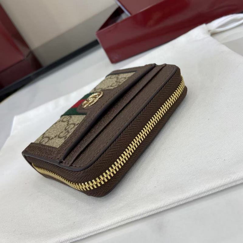 Ophidia系列亮眼呈獻新穎廓形與實用功能性設計，以標志性米色和深棕色配色匠心