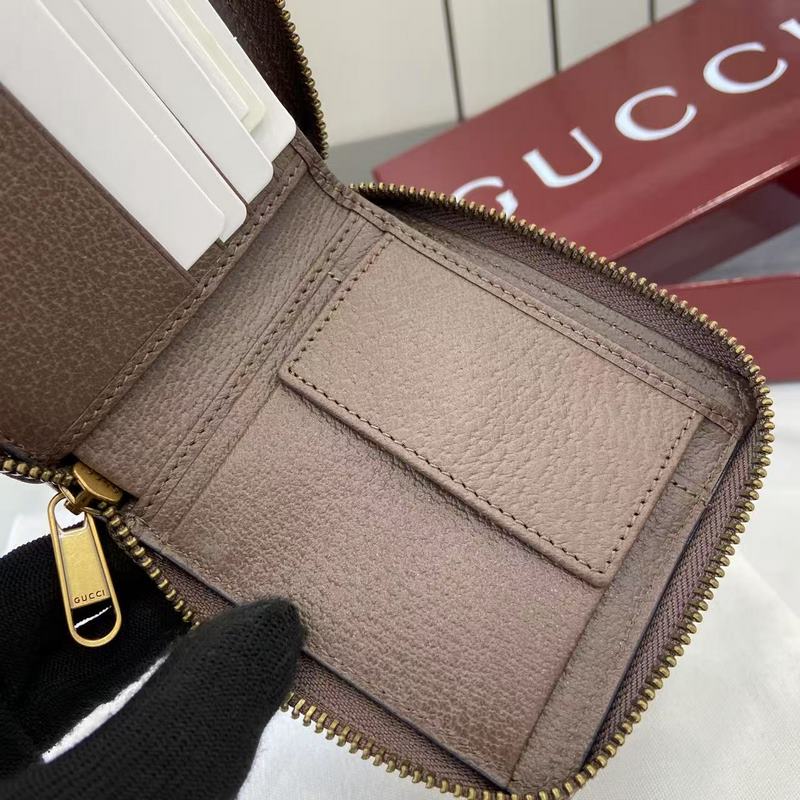 Ophidia系列亮眼呈獻新穎廓形與實用功能性設計，以標志性米色和深棕色配色匠心