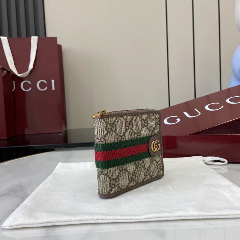 Ophidia系列亮眼呈獻新穎廓形與實用功能性設計，以標志性米色和深棕色配色匠心