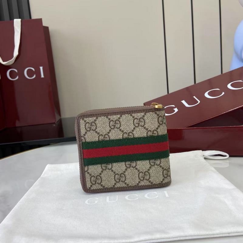 Ophidia系列亮眼呈獻新穎廓形與實用功能性設計，以標志性米色和深棕色配色匠心