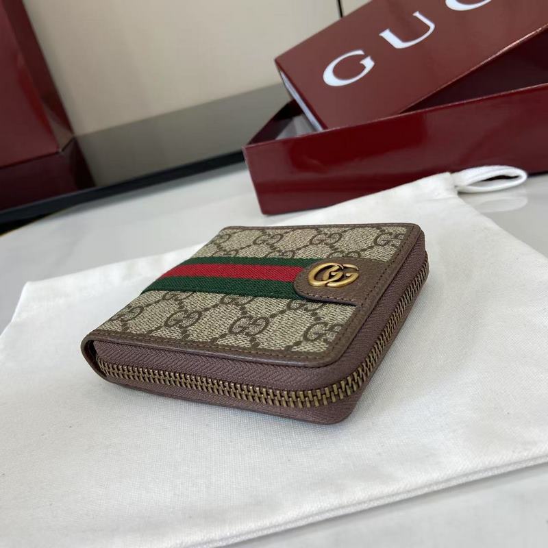 Ophidia系列亮眼呈獻新穎廓形與實用功能性設計，以標志性米色和深棕色配色匠心