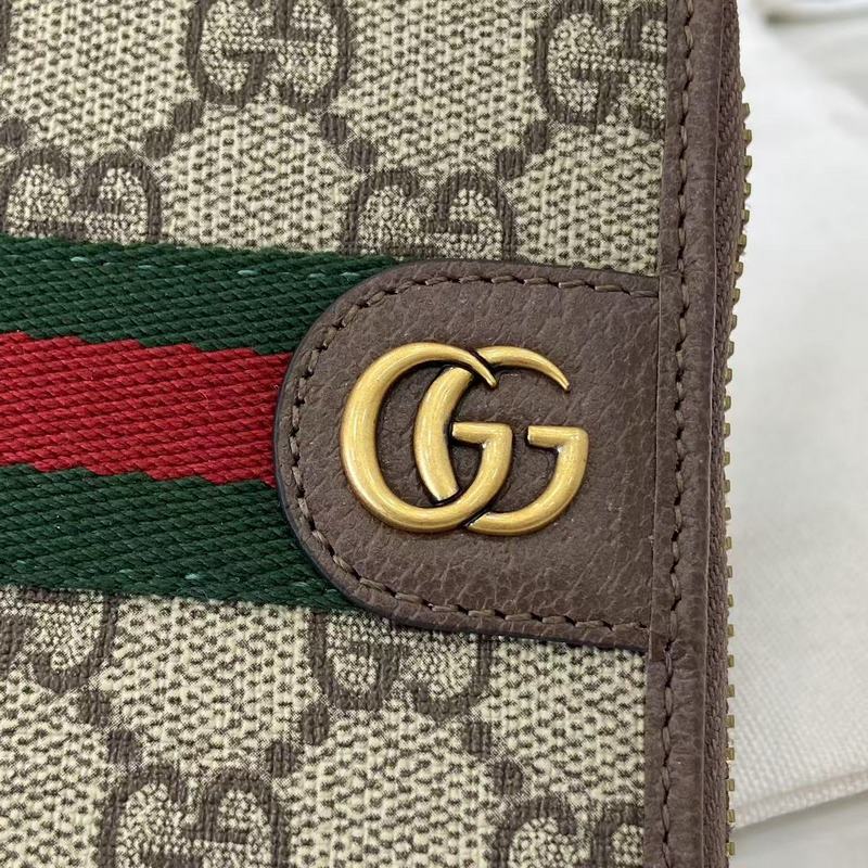 Ophidia系列亮眼呈獻新穎廓形與實用功能性設計，以標志性米色和深棕色配色匠心