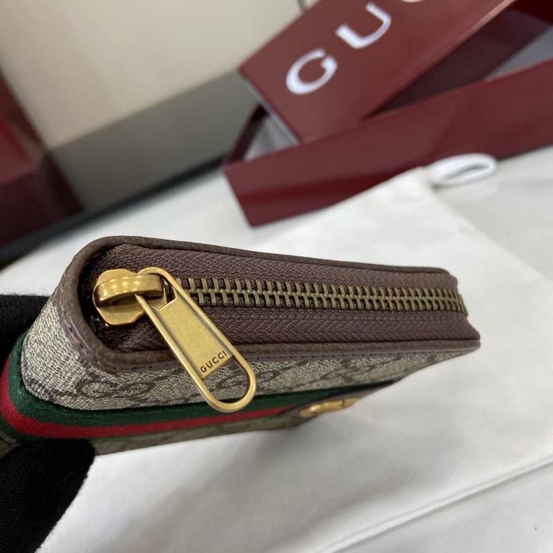 Ophidia系列亮眼呈獻新穎廓形與實用功能性設計，以標志性米色和深棕色配色匠心