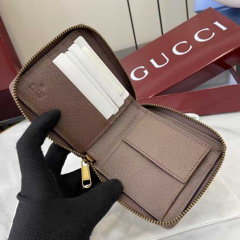 Ophidia系列亮眼呈獻新穎廓形與實用功能性設計，以標志性米色和深棕色配色匠心