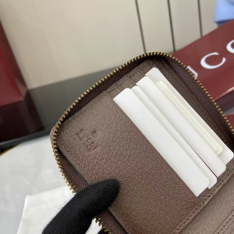 Ophidia系列亮眼呈獻新穎廓形與實用功能性設計，以標志性米色和深棕色配色匠心