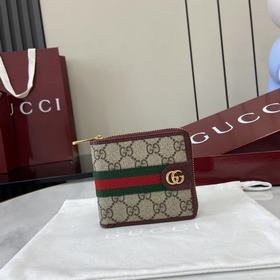 Ophidia系列亮眼呈獻新穎廓形與實用功能性設計，以標志性米色和安可拉紅色配色