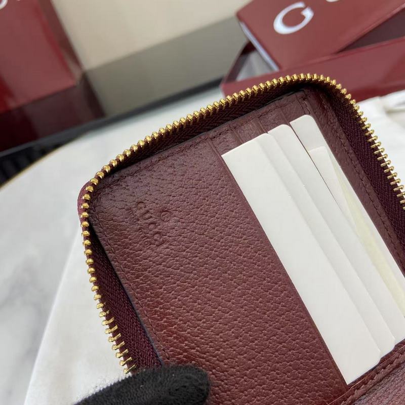 Ophidia系列亮眼呈獻(xiàn)新穎廓形與實(shí)用功能性設(shè)計(jì)，以標(biāo)志性米色和安可拉紅色配色