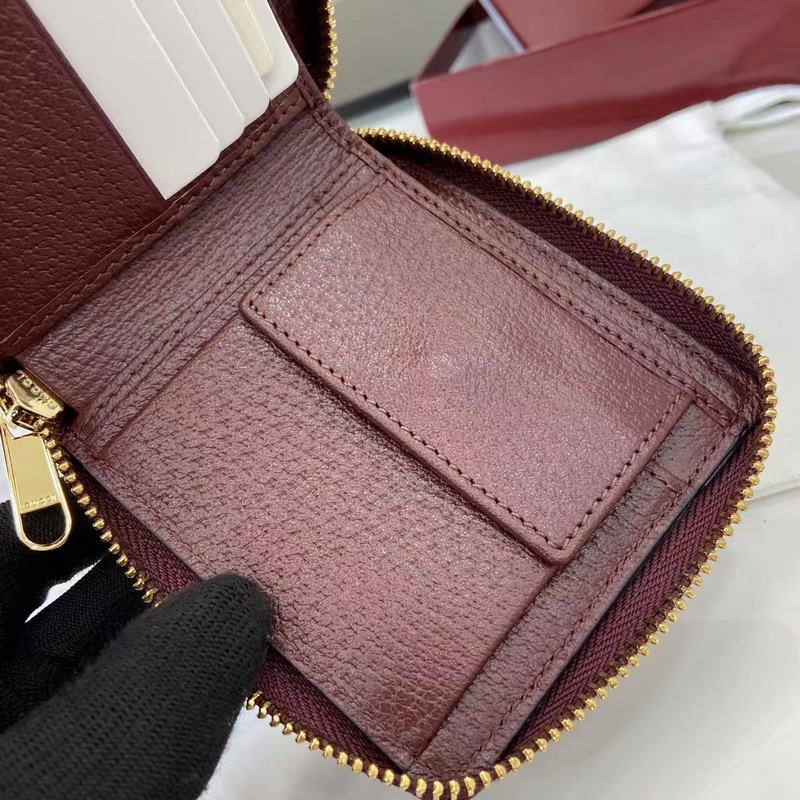 Ophidia系列亮眼呈獻(xiàn)新穎廓形與實(shí)用功能性設(shè)計(jì)，以標(biāo)志性米色和安可拉紅色配色