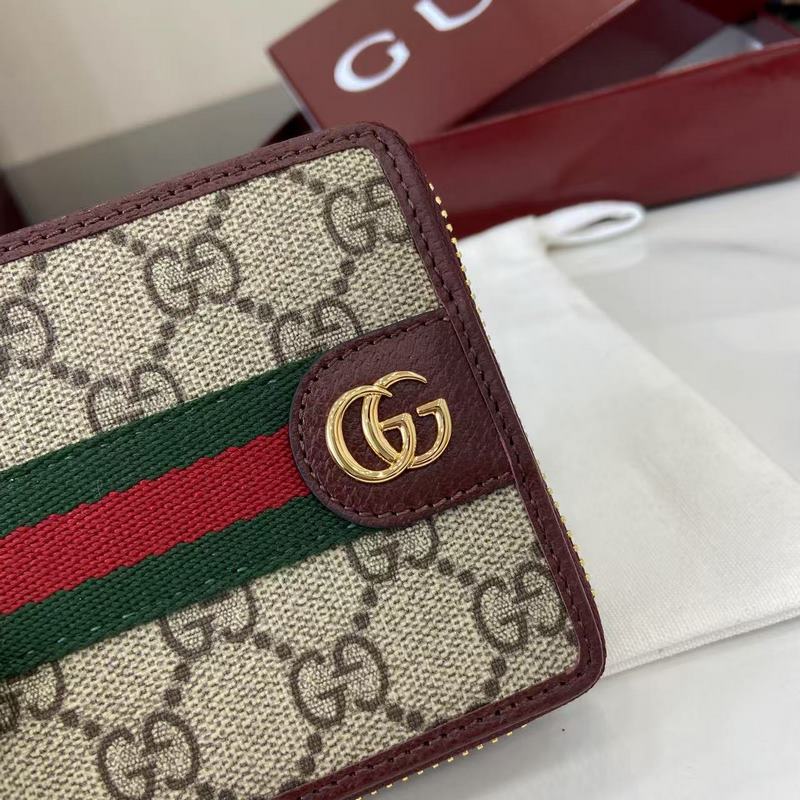 Ophidia系列亮眼呈獻(xiàn)新穎廓形與實(shí)用功能性設(shè)計(jì)，以標(biāo)志性米色和安可拉紅色配色