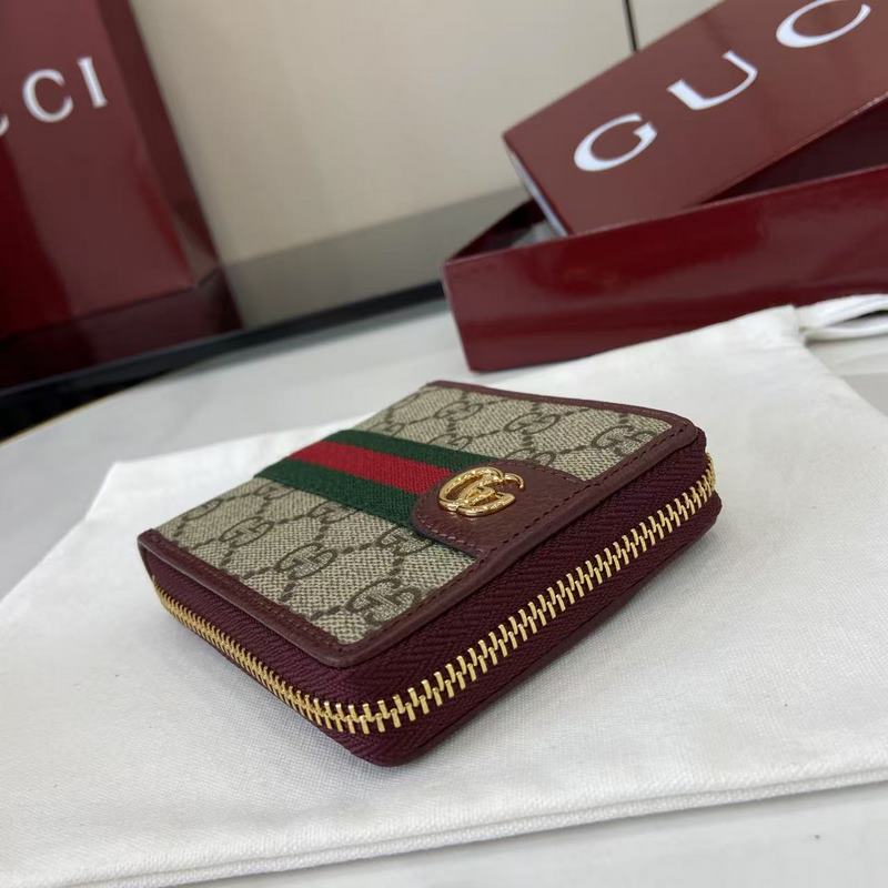 Ophidia系列亮眼呈獻(xiàn)新穎廓形與實(shí)用功能性設(shè)計(jì)，以標(biāo)志性米色和安可拉紅色配色