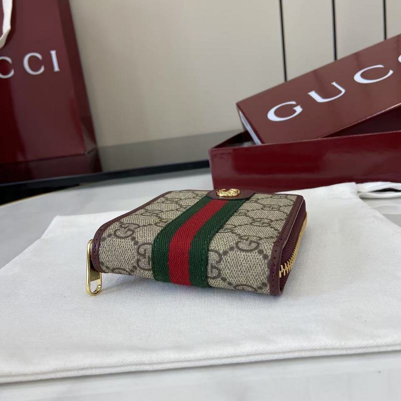 Ophidia系列亮眼呈獻(xiàn)新穎廓形與實(shí)用功能性設(shè)計(jì)，以標(biāo)志性米色和安可拉紅色配色