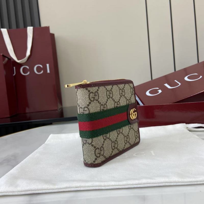 Ophidia系列亮眼呈獻(xiàn)新穎廓形與實(shí)用功能性設(shè)計(jì)，以標(biāo)志性米色和安可拉紅色配色