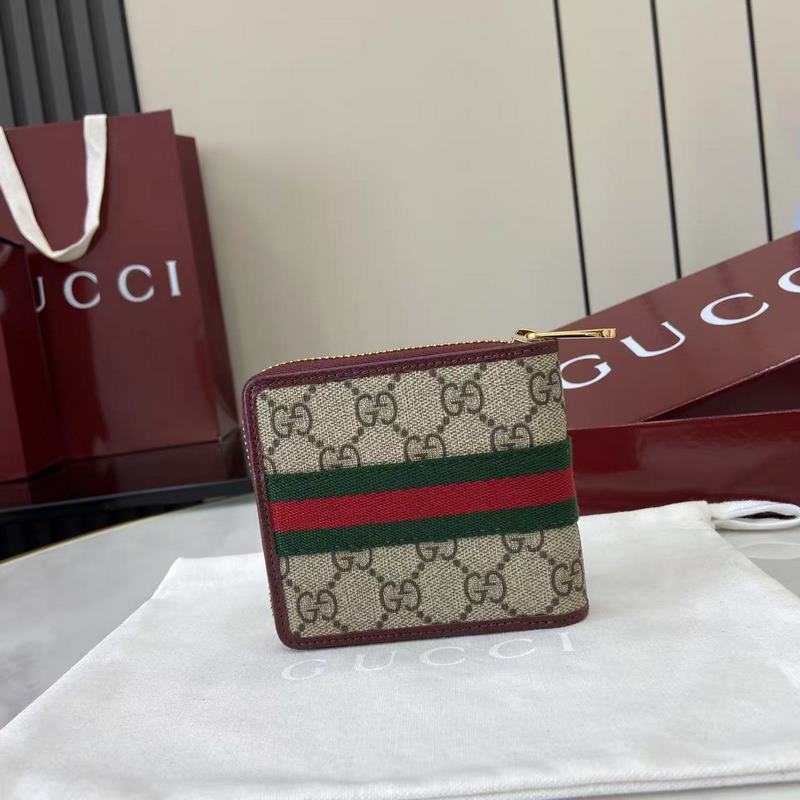 Ophidia系列亮眼呈獻(xiàn)新穎廓形與實(shí)用功能性設(shè)計(jì)，以標(biāo)志性米色和安可拉紅色配色