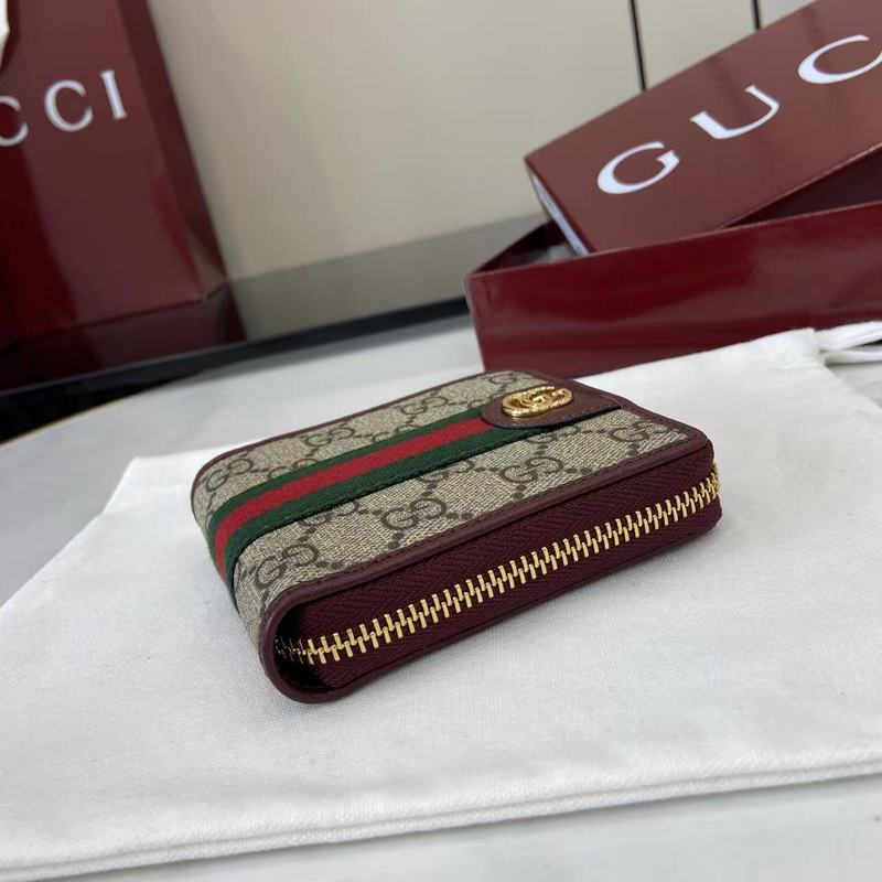 Ophidia系列亮眼呈獻(xiàn)新穎廓形與實(shí)用功能性設(shè)計(jì)，以標(biāo)志性米色和安可拉紅色配色