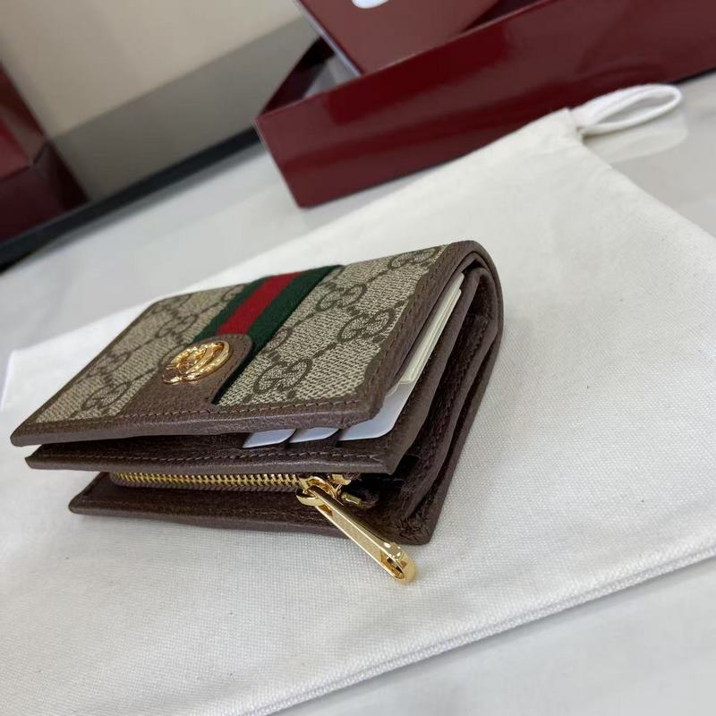 Ophidia系列亮眼呈獻新穎廓形與實用功能性設計，以標志性米色和棕色配色匠心演