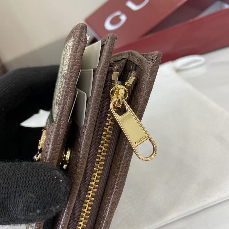 Ophidia系列亮眼呈獻新穎廓形與實用功能性設計，以標志性米色和棕色配色匠心演