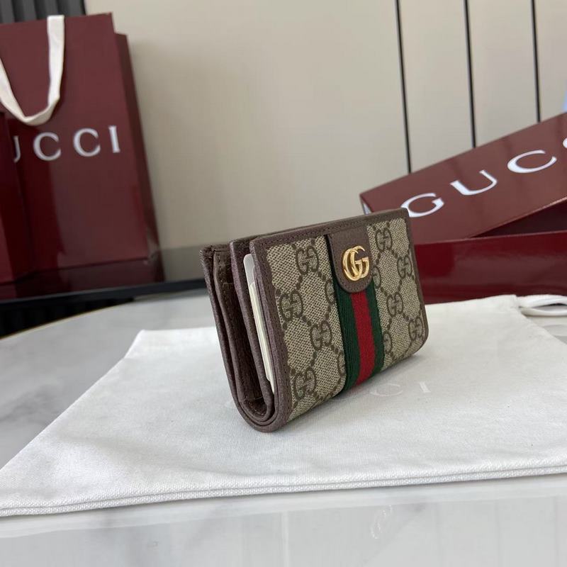 Ophidia系列亮眼呈獻新穎廓形與實用功能性設計，以標志性米色和棕色配色匠心演