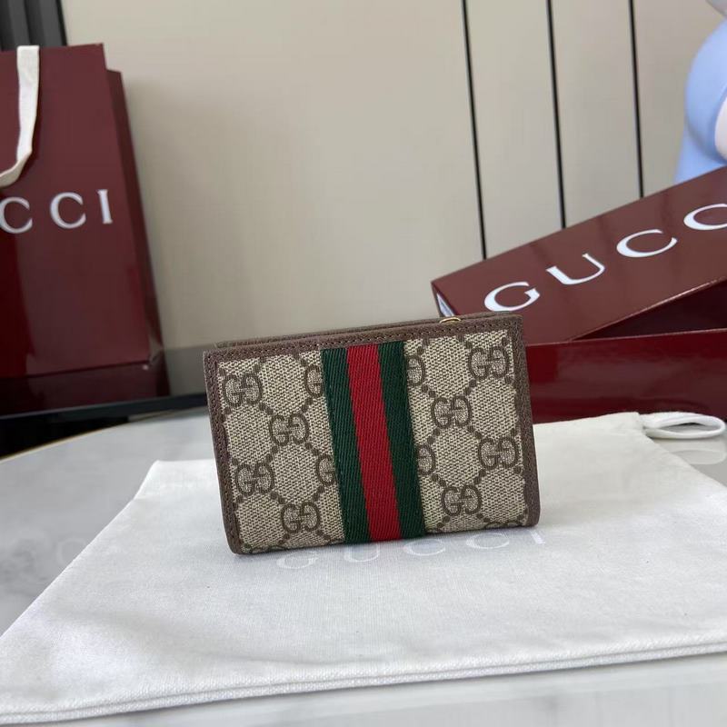 Ophidia系列亮眼呈獻新穎廓形與實用功能性設計，以標志性米色和棕色配色匠心演