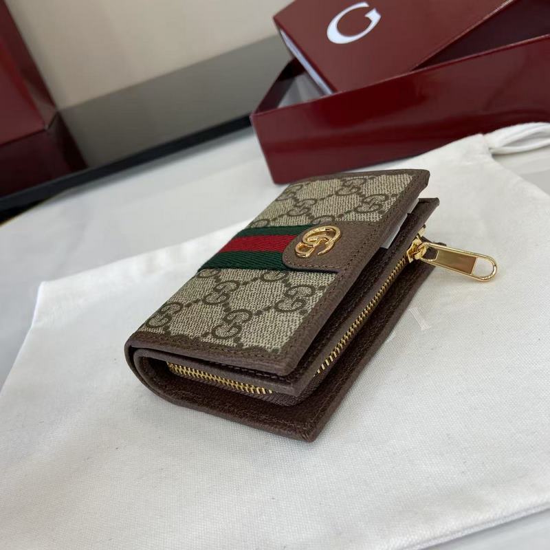 Ophidia系列亮眼呈獻新穎廓形與實用功能性設計，以標志性米色和棕色配色匠心演