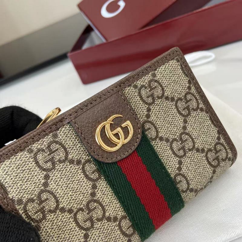 Ophidia系列亮眼呈獻新穎廓形與實用功能性設計，以標志性米色和棕色配色匠心演