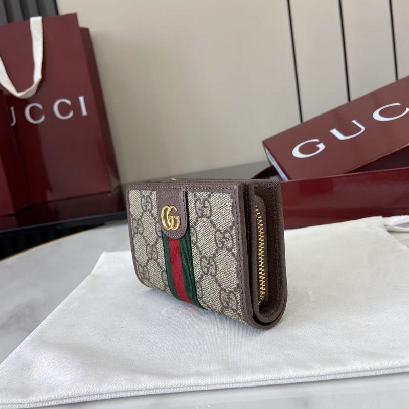 Ophidia系列亮眼呈獻新穎廓形與實用功能性設計，以標志性米色和棕色配色匠心演