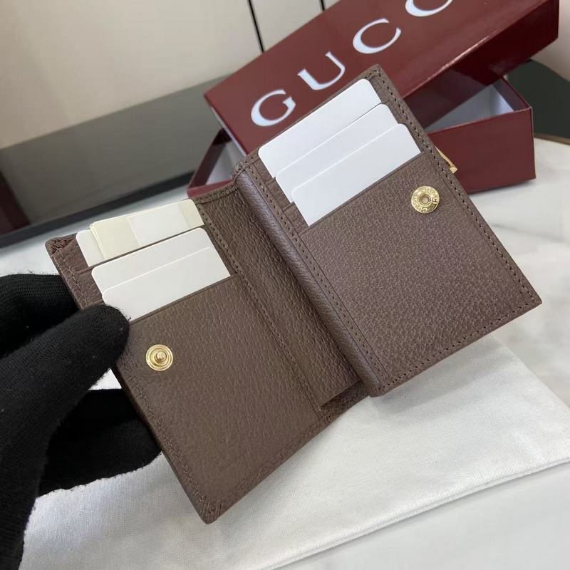 Ophidia系列亮眼呈獻新穎廓形與實用功能性設計，以標志性米色和棕色配色匠心演