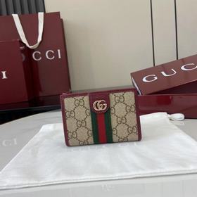 Ophidia系列亮眼呈獻新穎廓形與實用功能性設計，以標志性米色和棕色配色匠心演