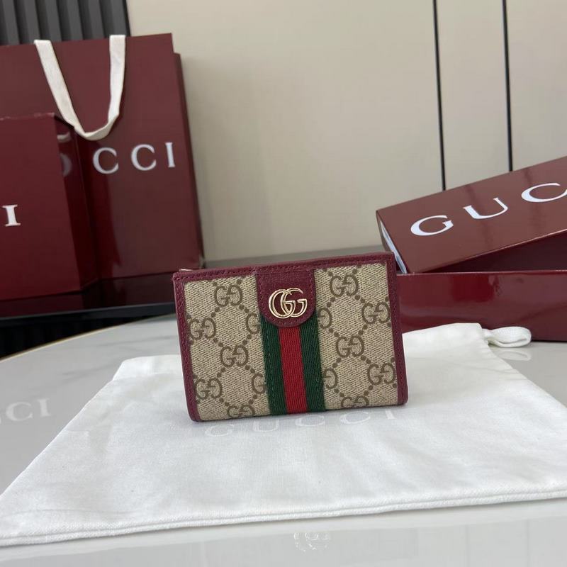 Ophidia系列亮眼呈獻新穎廓形與實用功能性設計，以標志性米色和棕色配色匠心演