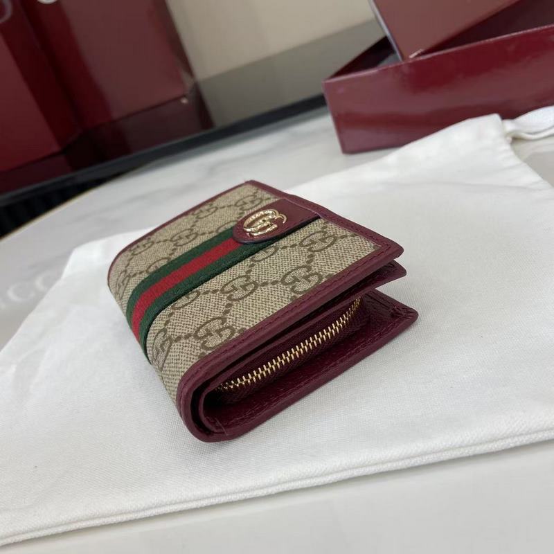 Ophidia系列亮眼呈獻新穎廓形與實用功能性設計，以標志性米色和棕色配色匠心演