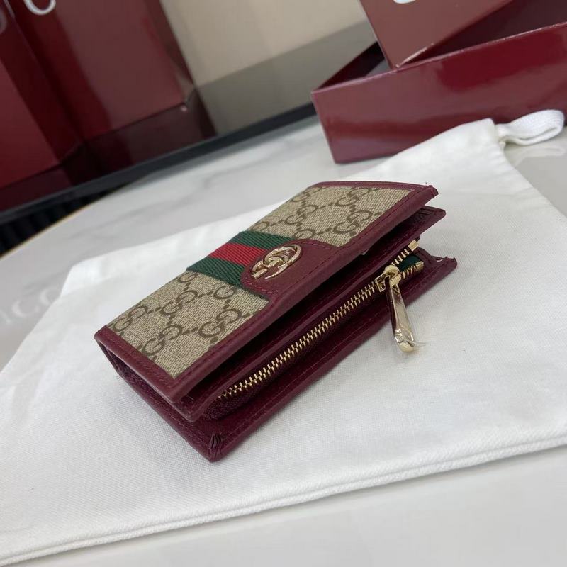 Ophidia系列亮眼呈獻新穎廓形與實用功能性設計，以標志性米色和棕色配色匠心演