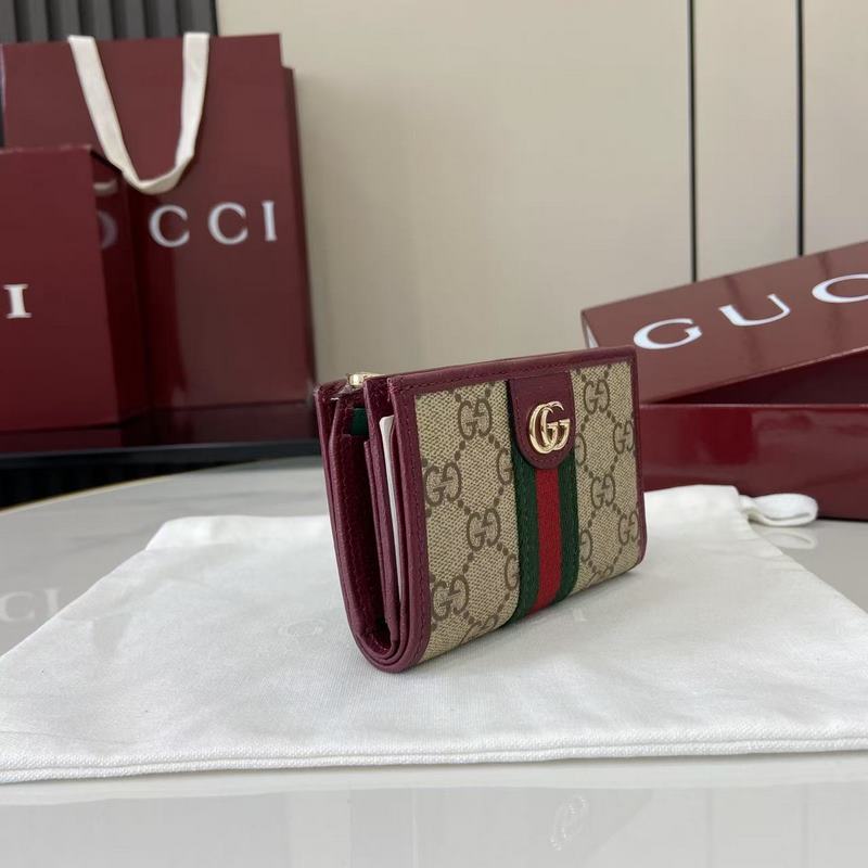 Ophidia系列亮眼呈獻新穎廓形與實用功能性設計，以標志性米色和棕色配色匠心演