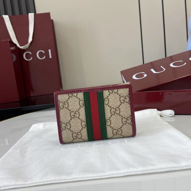 Ophidia系列亮眼呈獻新穎廓形與實用功能性設計，以標志性米色和棕色配色匠心演