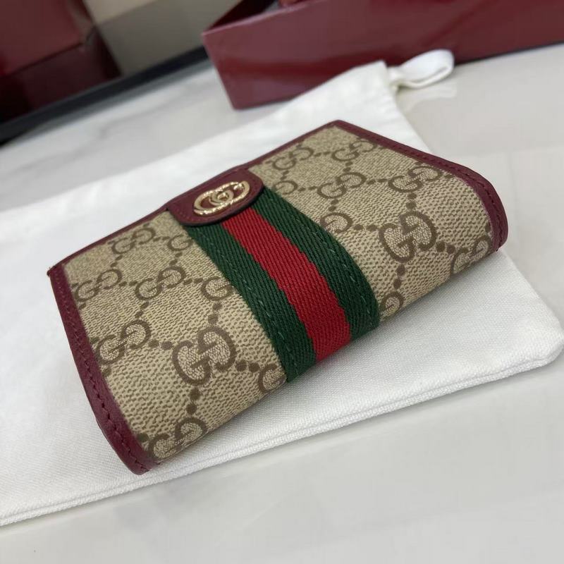 Ophidia系列亮眼呈獻新穎廓形與實用功能性設計，以標志性米色和棕色配色匠心演