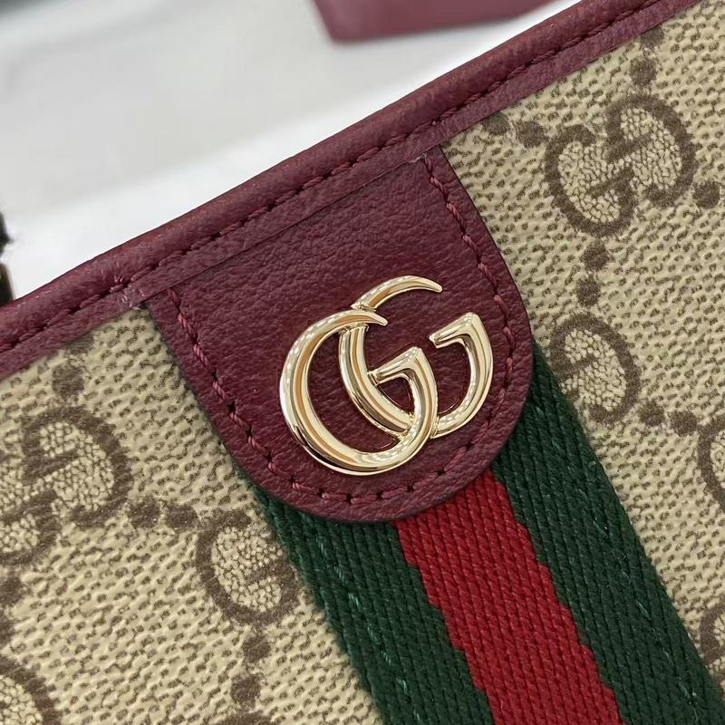 Ophidia系列亮眼呈獻新穎廓形與實用功能性設計，以標志性米色和棕色配色匠心演