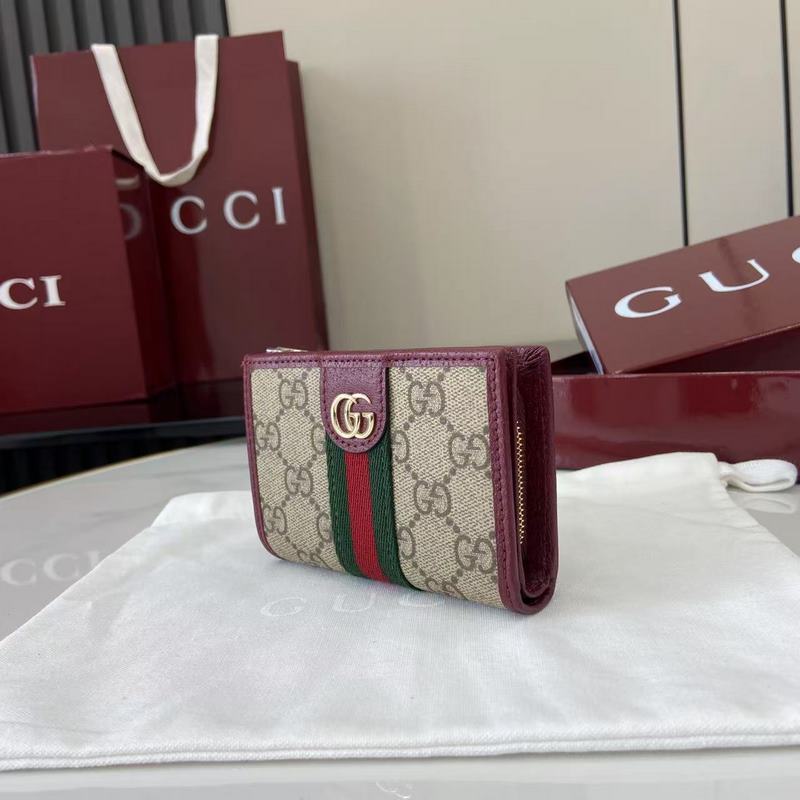 Ophidia系列亮眼呈獻新穎廓形與實用功能性設計，以標志性米色和棕色配色匠心演