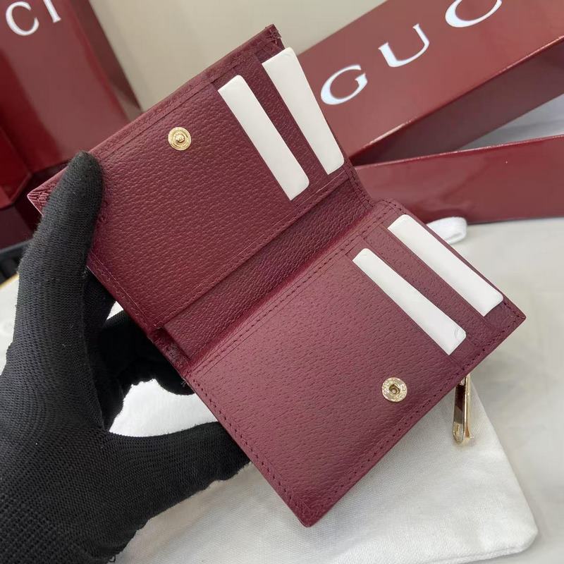 Ophidia系列亮眼呈獻新穎廓形與實用功能性設計，以標志性米色和棕色配色匠心演