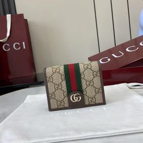 Ophidia系列亮眼呈獻新穎廓形與實用功能性設計，以標志性米色和棕色配色匠心演