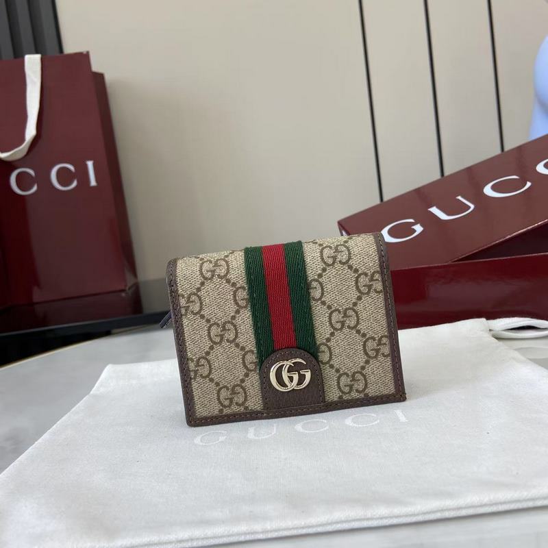 Ophidia系列亮眼呈獻(xiàn)新穎廓形與實(shí)用功能性設(shè)計(jì)，以標(biāo)志性米色和棕色配色匠心演