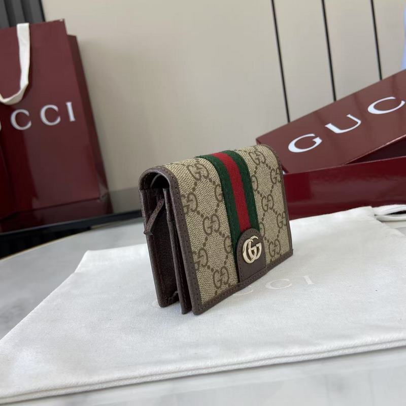 Ophidia系列亮眼呈獻(xiàn)新穎廓形與實(shí)用功能性設(shè)計(jì)，以標(biāo)志性米色和棕色配色匠心演