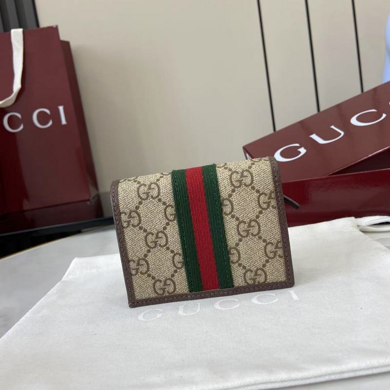 Ophidia系列亮眼呈獻(xiàn)新穎廓形與實(shí)用功能性設(shè)計(jì)，以標(biāo)志性米色和棕色配色匠心演