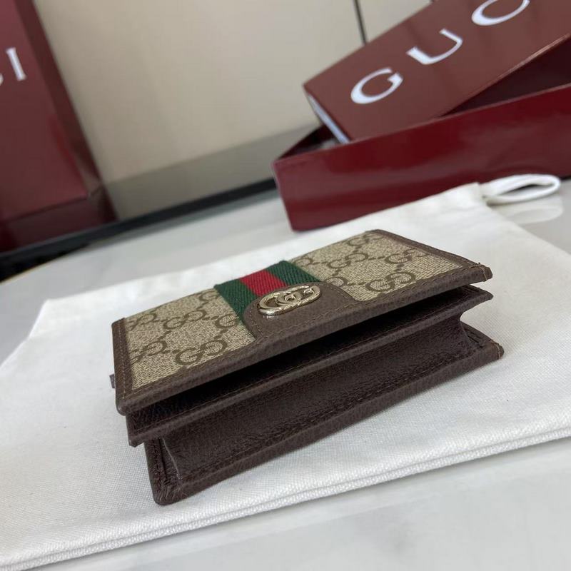 Ophidia系列亮眼呈獻(xiàn)新穎廓形與實(shí)用功能性設(shè)計(jì)，以標(biāo)志性米色和棕色配色匠心演