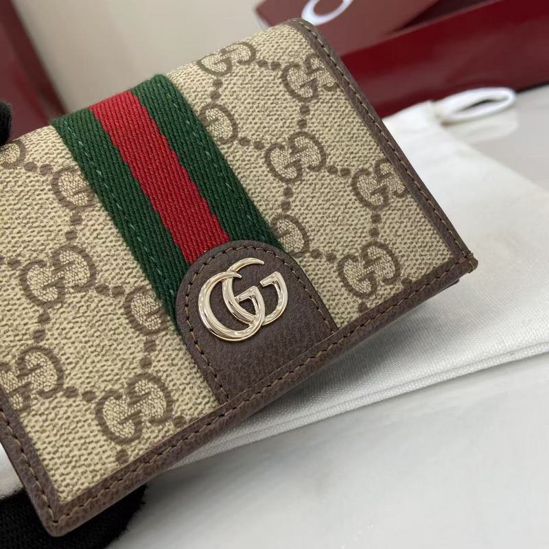 Ophidia系列亮眼呈獻(xiàn)新穎廓形與實(shí)用功能性設(shè)計(jì)，以標(biāo)志性米色和棕色配色匠心演