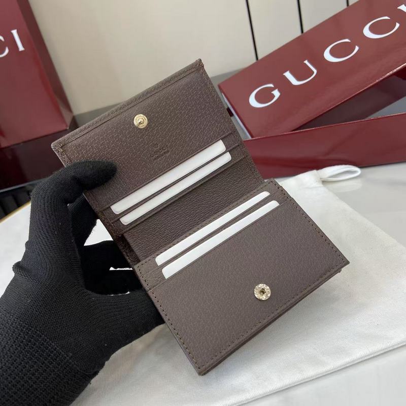 Ophidia系列亮眼呈獻(xiàn)新穎廓形與實(shí)用功能性設(shè)計(jì)，以標(biāo)志性米色和棕色配色匠心演